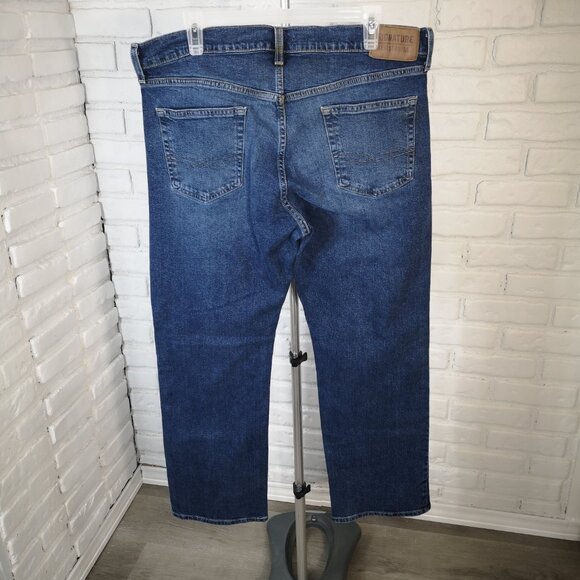 Signature Levi Strauss Relaxed Men's Size 36/30 Medium Wash Blue Jeans - Picture 2 of 13